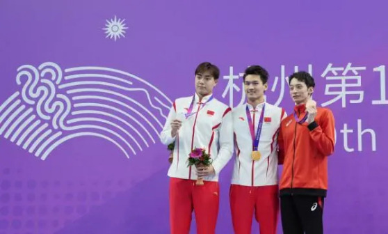 王谷开来（左）、徐嘉余（中）和入江陵介在颁奖仪式上