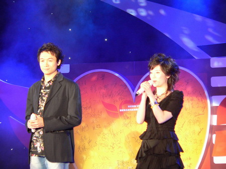 高虎张彤携手慈善晚会唱响《电影之歌》