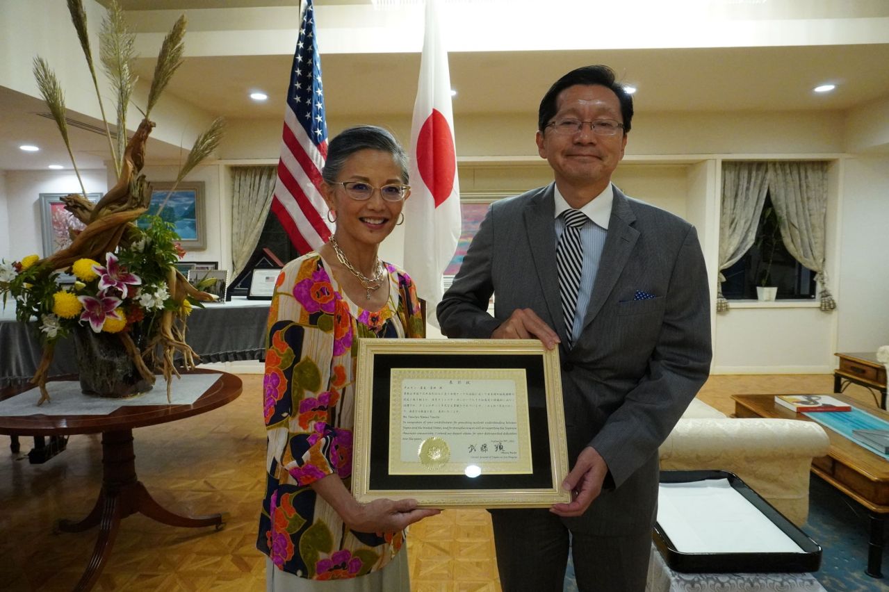 富田谭玲获日本总领事表彰状