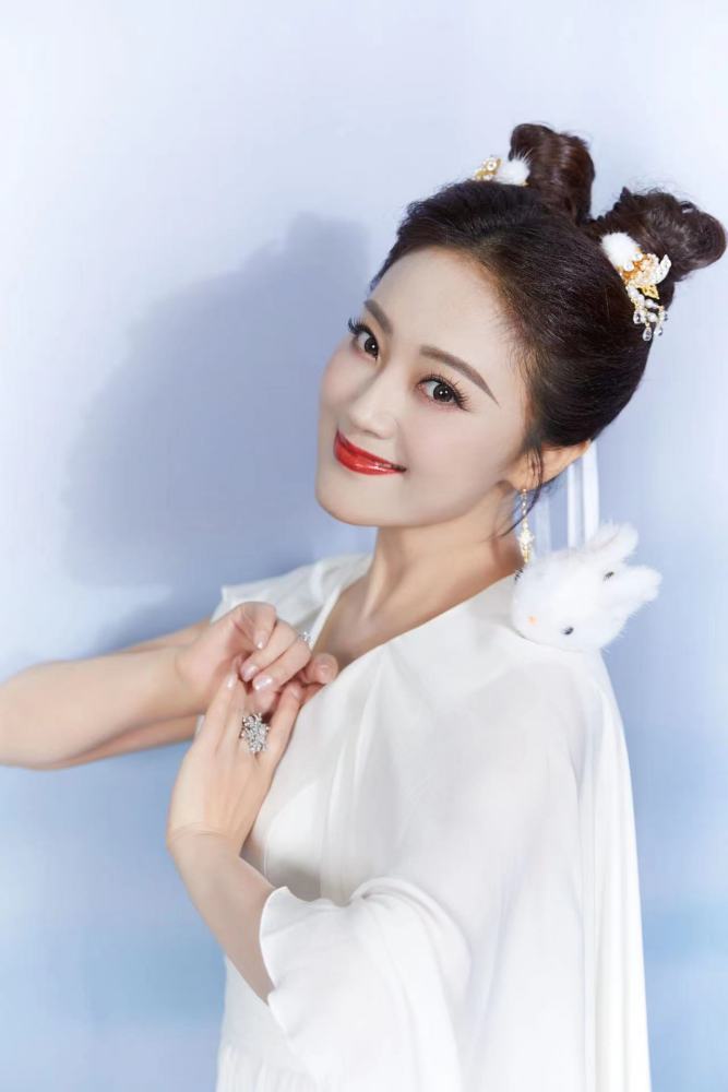 王小玮《广寒宫》