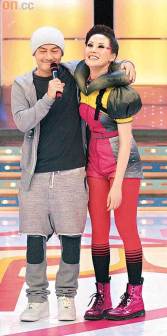 生活中的江欣燕（右）